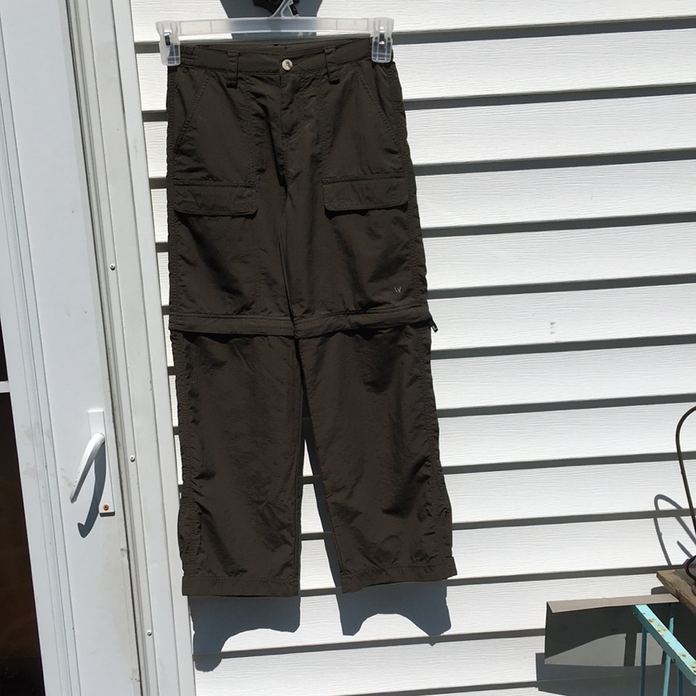 White Sierra. Size medium. Dark green. Inseam 26 inches. 6 pockets. Pants/shorts